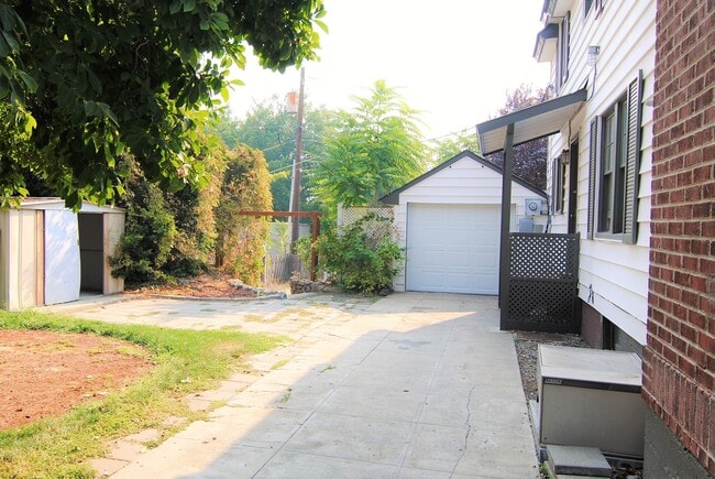 Building Photo - Charming 3 Level Home!