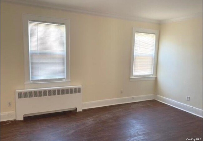 Foto del edificio - 59-05 Fresh Meadow Ln