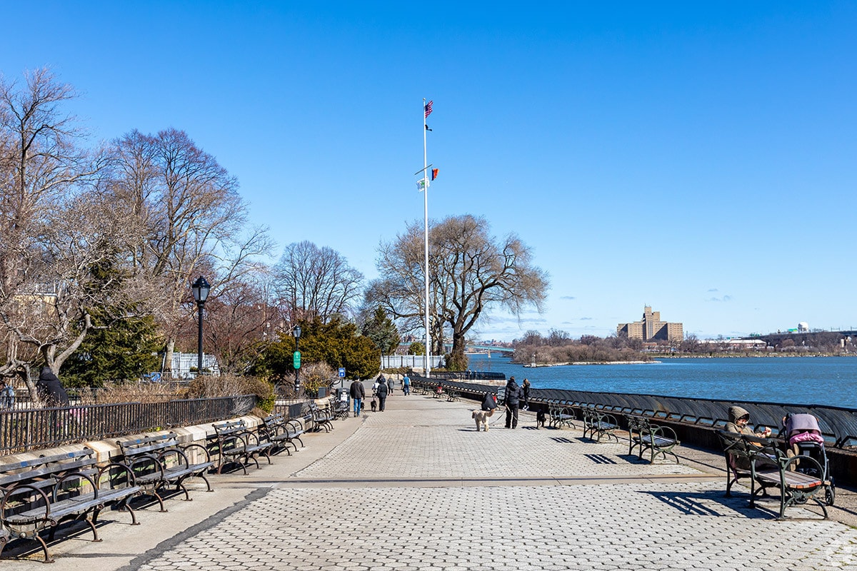 Carl Schurz Park 与 East River 河岸步道
