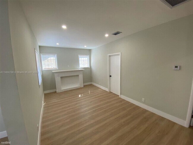 Foto del edificio - 3 br, 2 bath House - 3305 Pinewood Ave