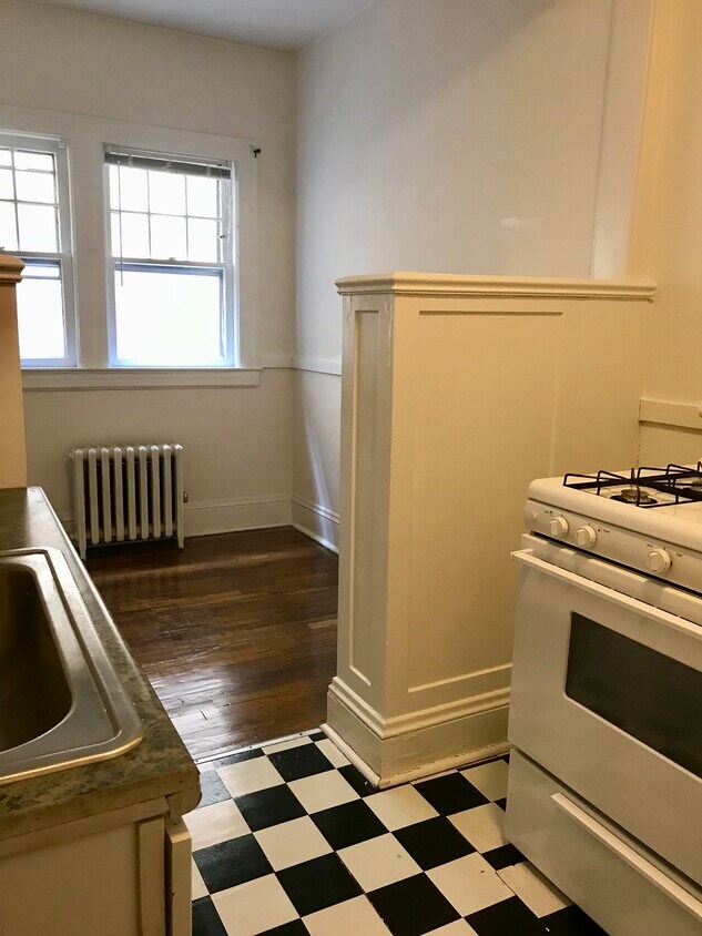 Sample eating area in kitchen - 1348 W Clifton Blvd
