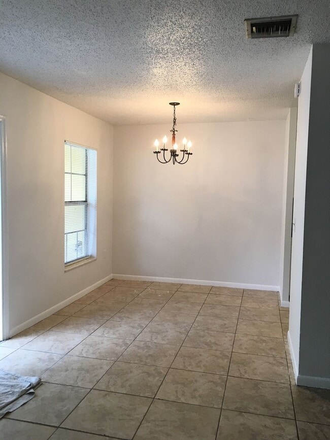 Building Photo - Updated Villa in Greenacres