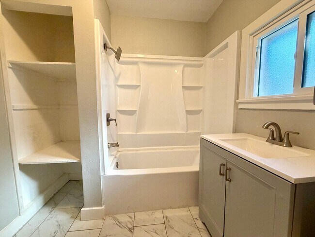 Foto del edificio - Beautifully updated 1 bed 1 bath in Thousand Oaks! All utilities included