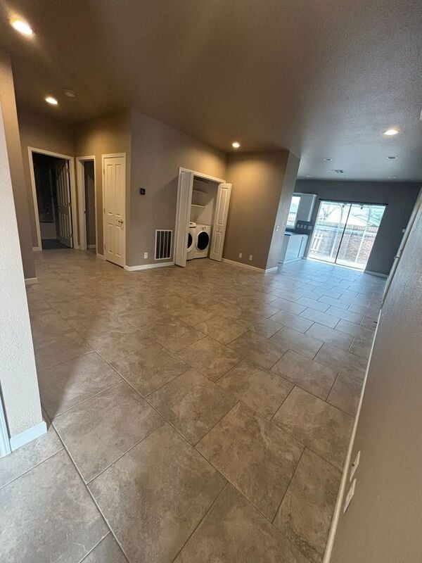 Building Photo - 2069 Lake Wind Dr