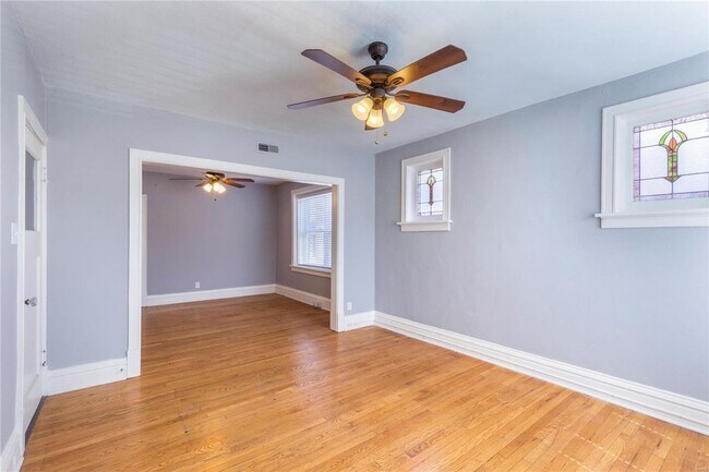 Foto del edificio - 4919-4921-4921 Lindenwood Ave
