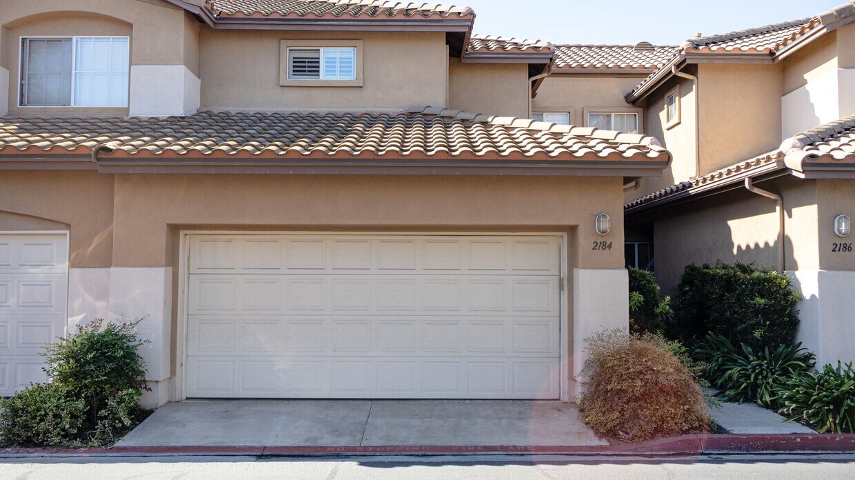 Foto principal - Gorgeous 3 bedrooms 2.5 baths townhome in ...