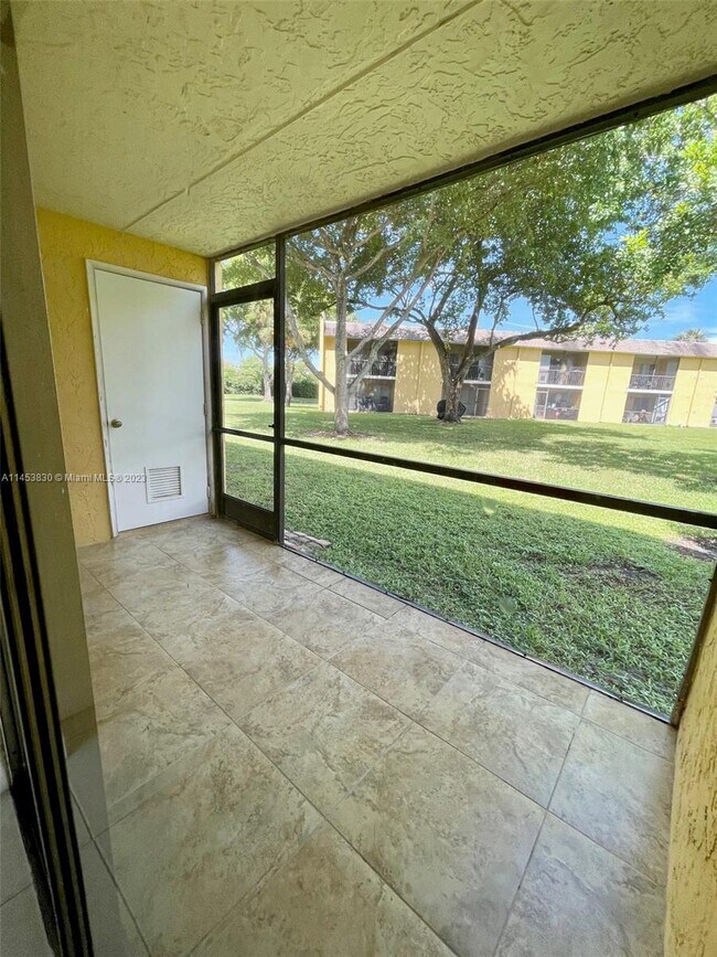 Foto del edificio - 105 Meadows Cir
