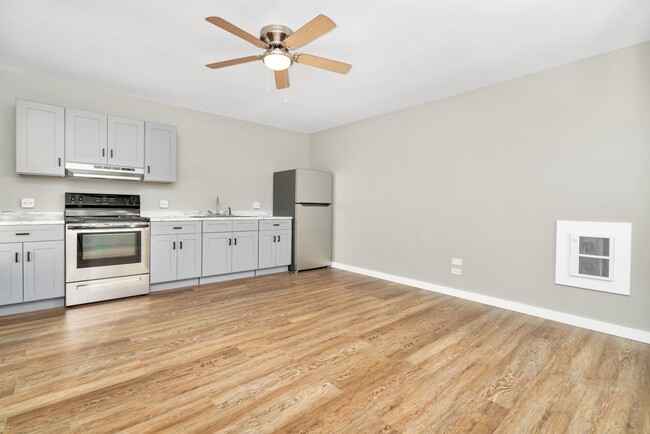 kitchen - 1136 W Kennedy Rd