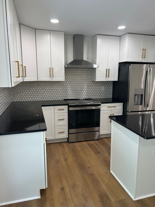 Building Photo - Charming 2 Bed / 2 Bath Home – Walk to Dow...