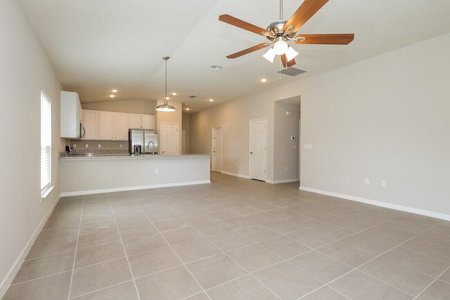 Building Photo - 1660 Redfin Dr