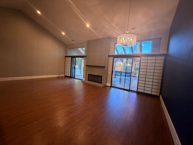 Building Photo - Gorgeous 3-Bedroom House in Gold River with pool