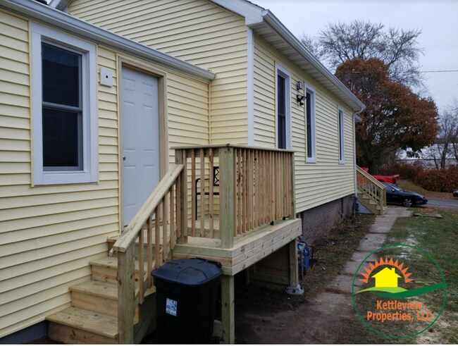 Exterior / Side Porch - 1014 N 11th St