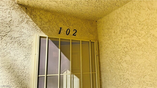 Building Photo - 930 N Sloan Ln