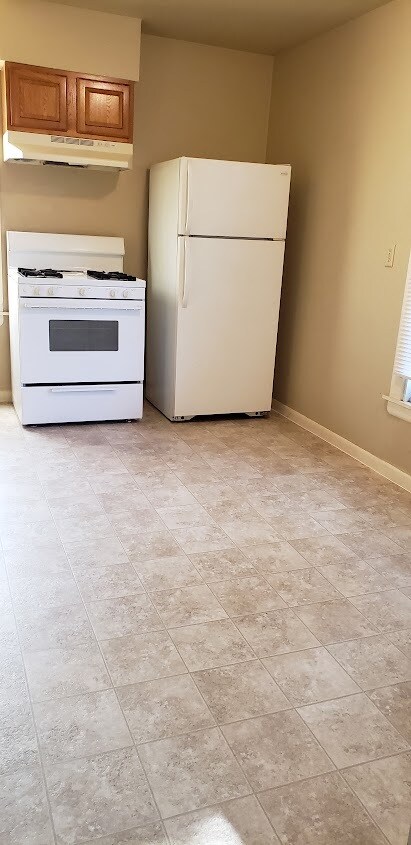 Kitchen has stove and refrigerator - 310 S Washington St