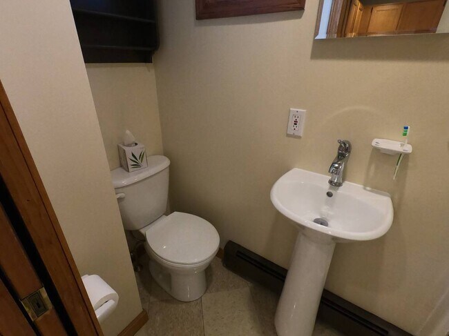 Building Photo - 74 Hinckley St