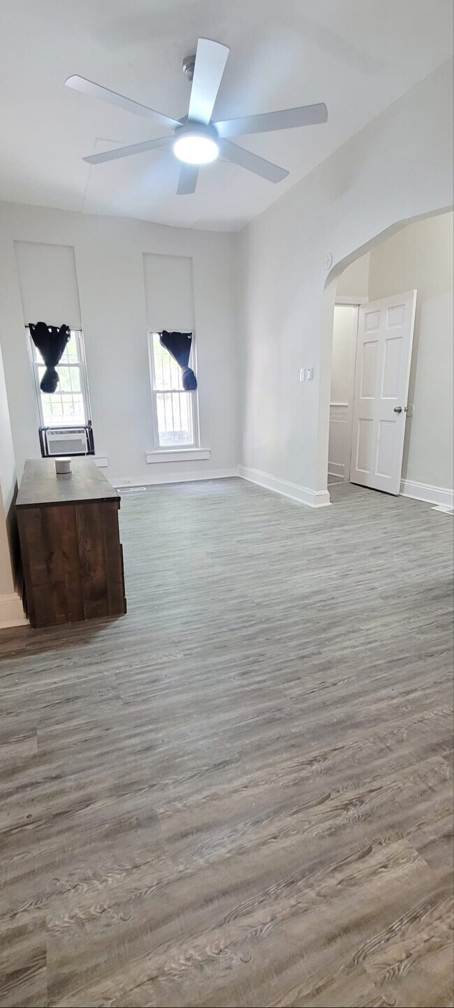 Sala de estar/Entrada - 2104 Wilkens Ave