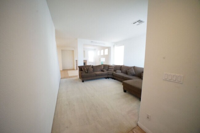 Building Photo - SHOWINGS AVAILABLE NOW