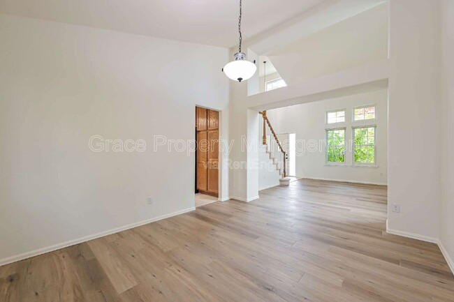 Building Photo - 10376 Dunsford Dr