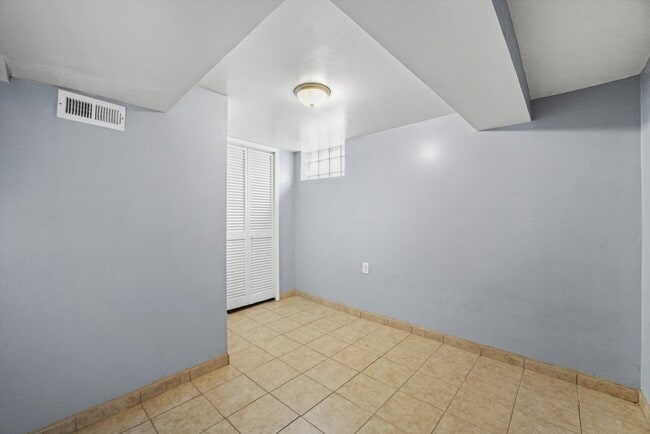 Building Photo - 7820 S Sawyer Ave