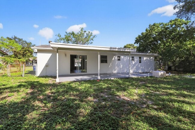 Foto del edificio - 4810 NW 19th St