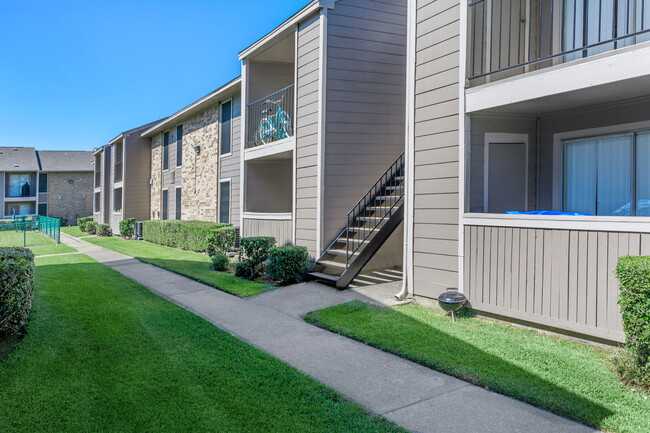 Building Photo - Carriage House Apartments