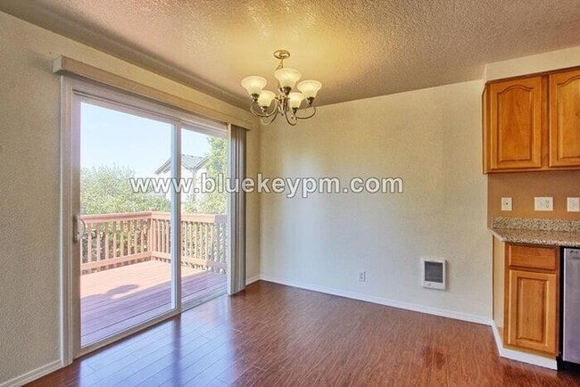 Building Photo - $1545!!! 2 Bed, 1 Bath Condo Living Downtown Vancouver on 33rd and Kauffman