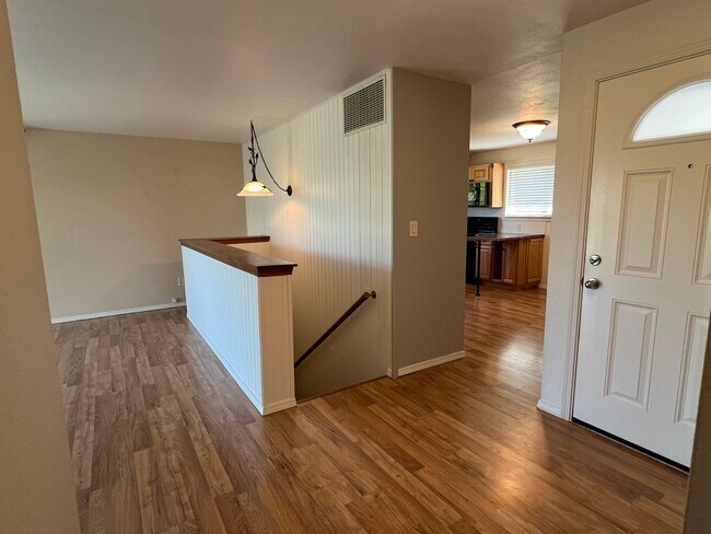 Foto del edificio - Spacious 3 bed/2 bath home with RV/Boat parking, shop and storage shed, a/c, deck with VIEWS and ...