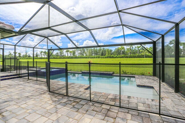 Foto del edificio - **CUSTOM POOL**SKYSAIL**UNFURNISHED ANNUAL...