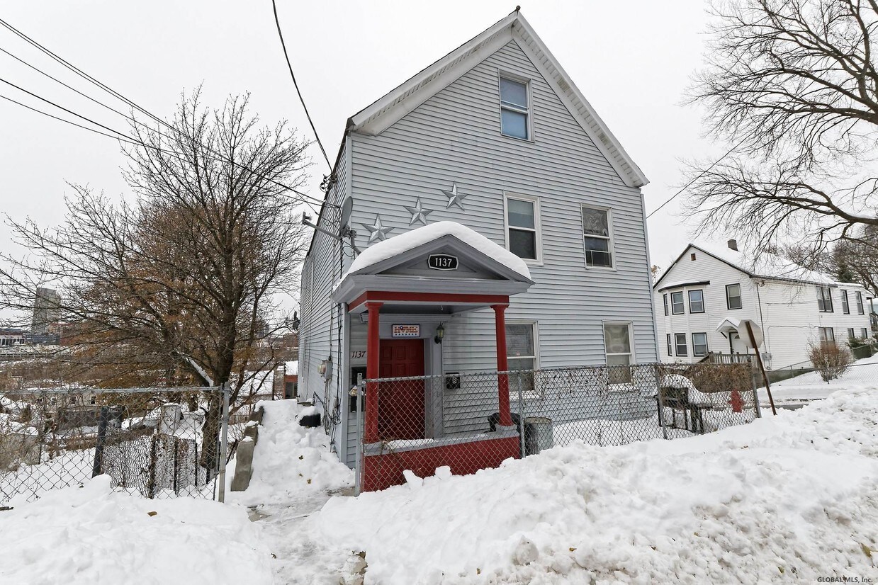 Primary Photo - 1137 1st St
