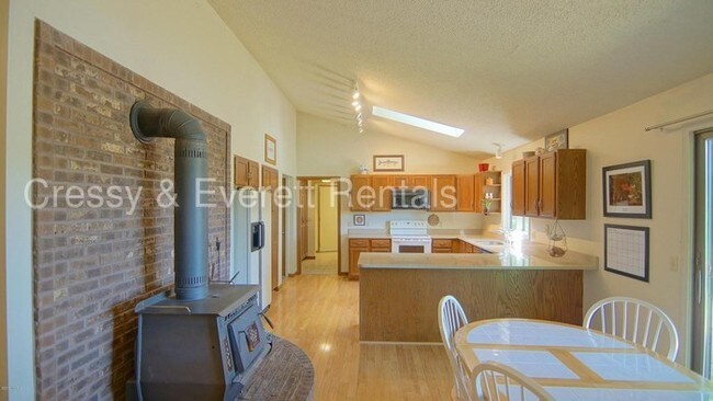 Building Photo - 6926 Long Lake Rd