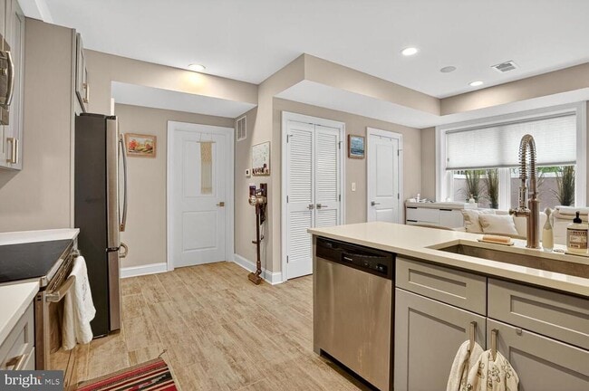 Building Photo - 1014 10th St NE