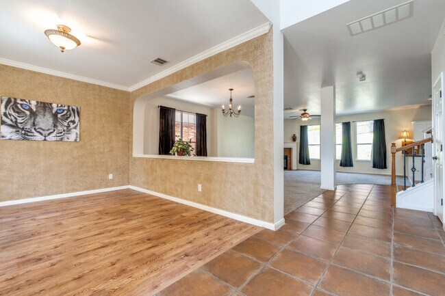 Foto del edificio - 815 Midway Cres