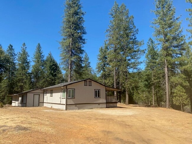 Building Photo - Private and Quiet Rural Setting off Greenh...