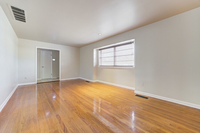 Building Photo - 5000 N Linn Ave