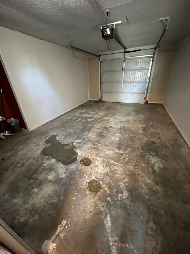 Building Photo - Nice 3 Bed 1.5 Bath House with 1 Car Garag...