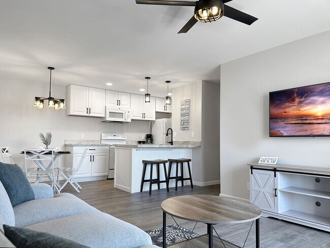 Foto del edificio - Fully Furnished Two Bedroom / Two Bath Wai...