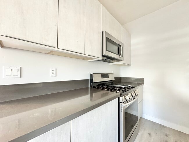 Building Photo - 141 N Swall Dr