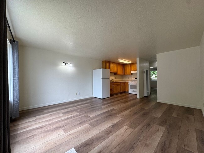 Building Photo - 204 W Del Norte St