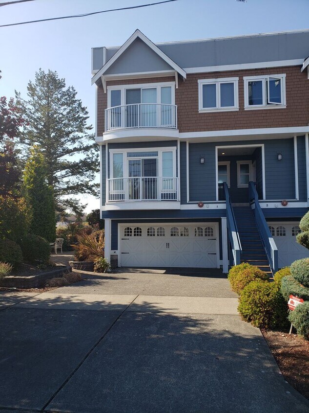 Primary Photo - Tucked Away Tacoma View Property
