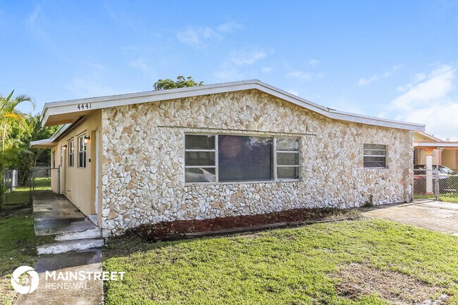 Building Photo - 4441 SW 18th St