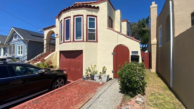 Foto del edificio - Remodeled back House with Large & Sunny Deck