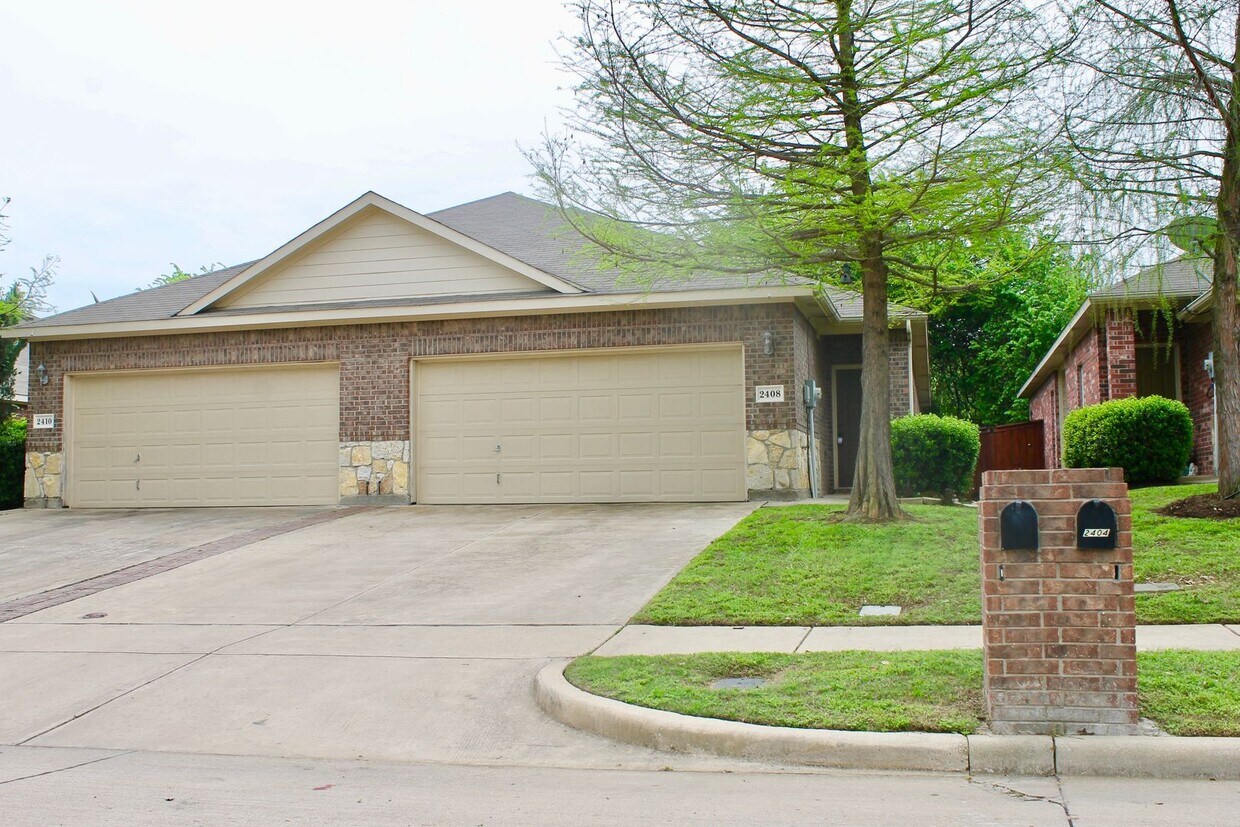 Primary Photo - 2408-2410 Ravenwood Court