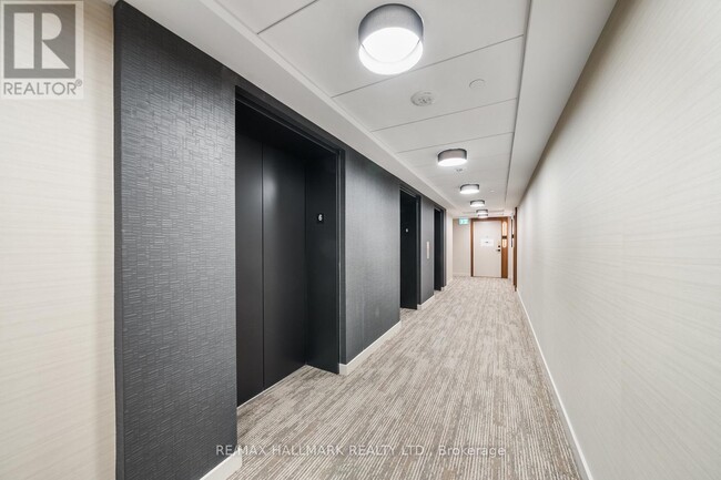 Building Photo - 327 King St W