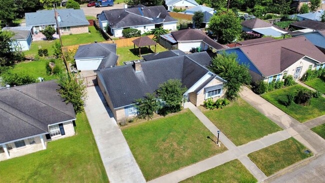 Building Photo - 7911 Pella Dr