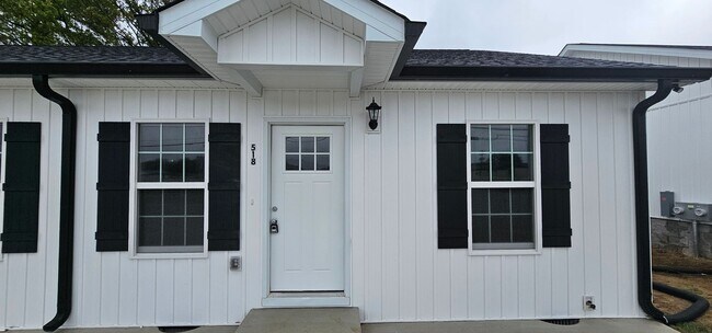 Building Photo - Beautiful Townhome in Central Manchester!