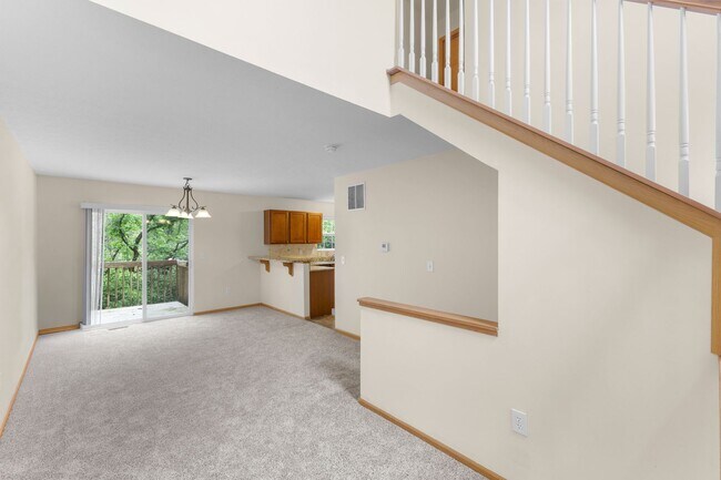 Foto del edificio - Modern 2-Bed Townhome with Vaulted Master & Private Deck – Prime Columbus Location!
