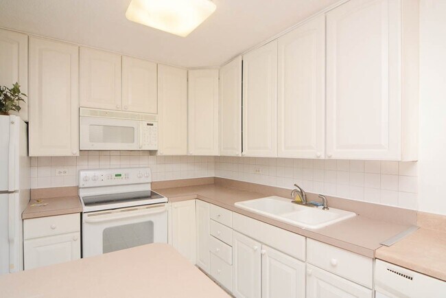 Foto del edificio - 5100 N Marine Dr