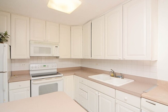 Building Photo - 5100 N Marine Dr