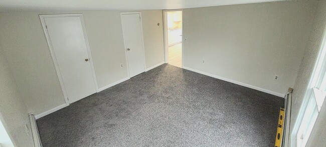 Charming living room with plenty of natural light. - 7 White St