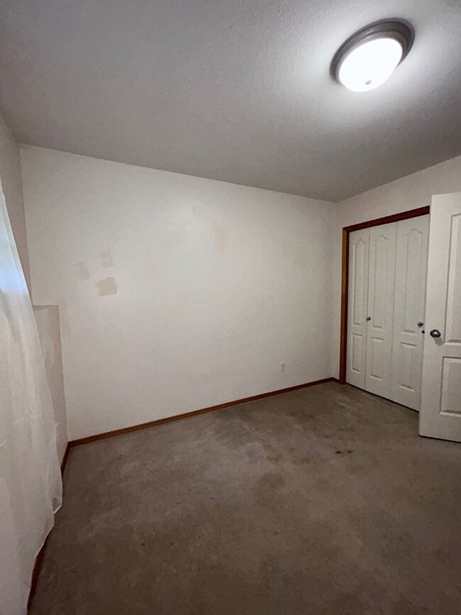 Building Photo - 4 Bed 1.5 Bath Unit in Red Deer, AB
